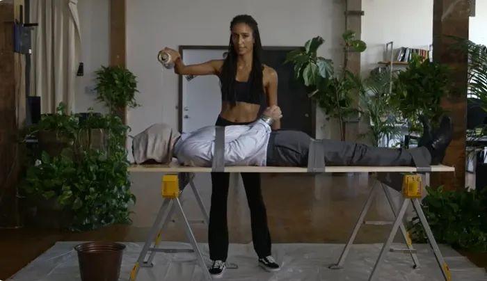 Liquid Death在其第一支广告片里展示如何用水谋杀